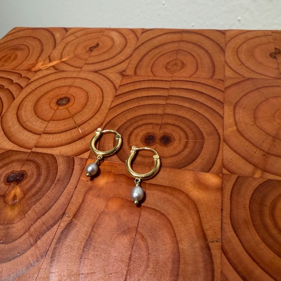 gorjana Perla Cultured Pearl Huggie Hoop Earrings with Grey Pearl - bought 2021 - Picture 3 of 8